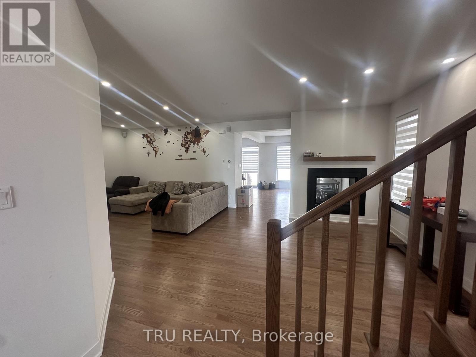 711 Cope Drive, Ottawa, Ontario  K2S 2P7 - Photo 2 - X12936958