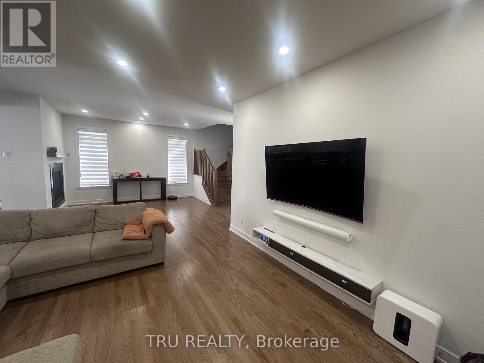 711 Cope Drive, Ottawa, Ontario  K2S 2P7 - Photo 3 - X12936958