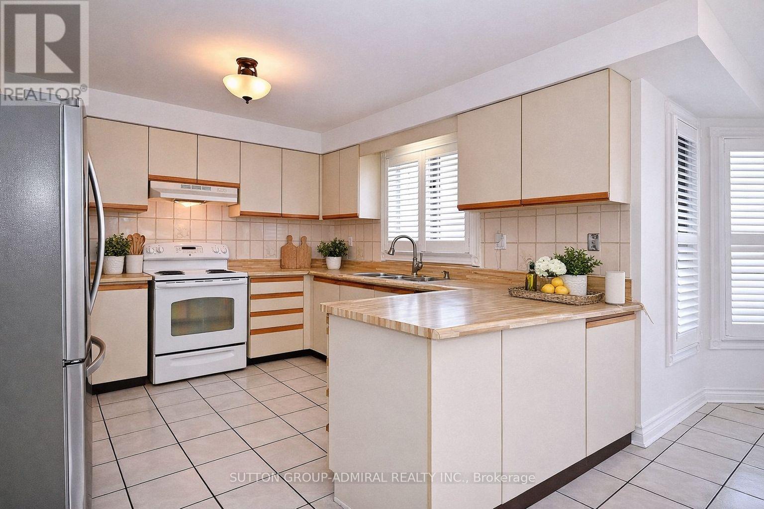 45 Royal Garden Boulevard, Vaughan, Ontario  L4L 7C4 - Photo 12 - N12936806