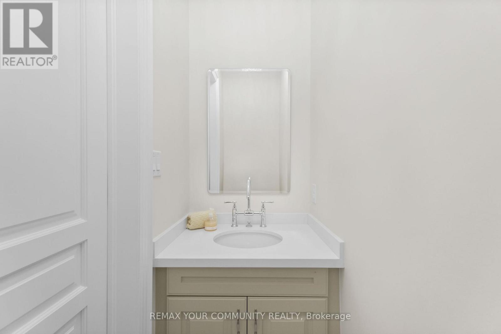 40 Crimson Forest Drive, Vaughan, Ontario  L6A 4C4 - Photo 4 - N12936896