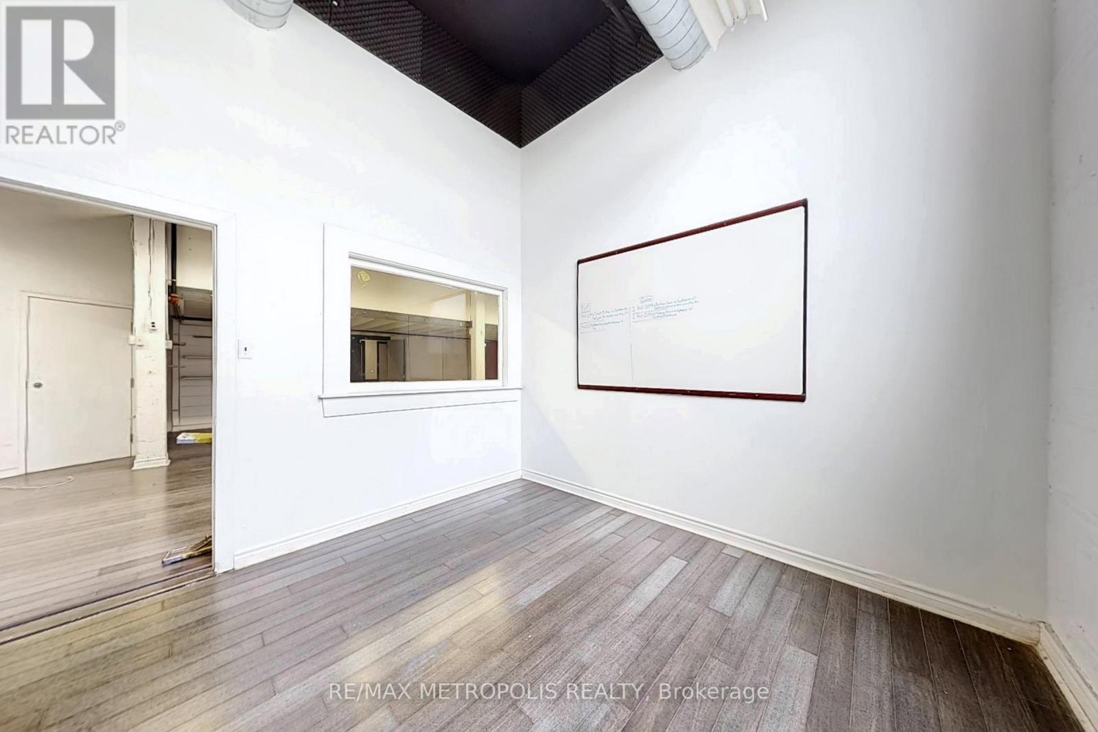 207 - 258 Wallace Avenue, Toronto, Ontario  M6P 3M9 - Photo 4 - W12936780