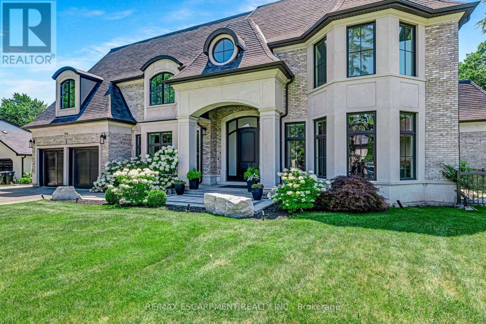 714 Atoka Drive, Mississauga, Ontario L5H 1Y6 - Photo 3 - W12936786