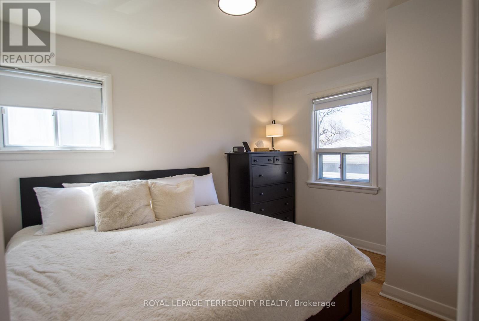 42 Sunray Crescent, Toronto, Ontario  M3M 2C5 - Photo 10 - W12936794