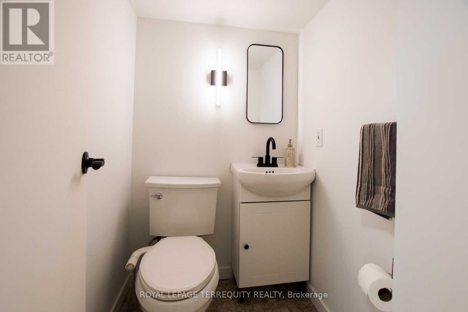 42 Sunray Crescent, Toronto, Ontario  M3M 2C5 - Photo 14 - W12936794