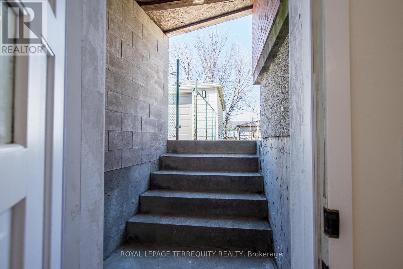 42 Sunray Crescent, Toronto, Ontario  M3M 2C5 - Photo 17 - W12936794