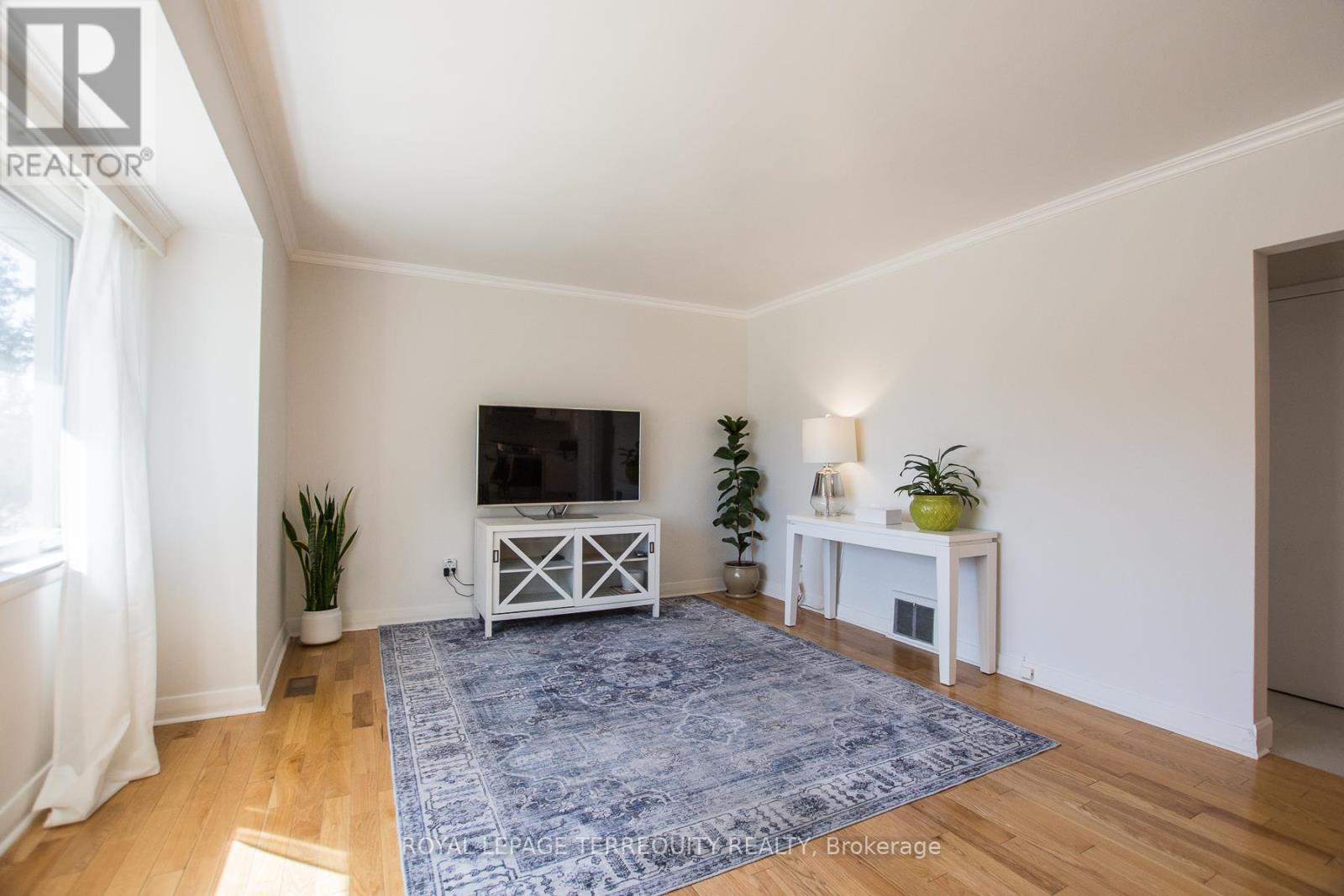 42 Sunray Crescent, Toronto, Ontario  M3M 2C5 - Photo 4 - W12936794