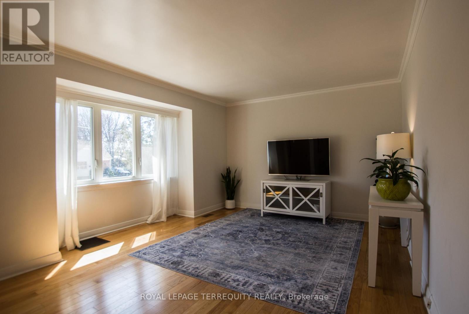 42 Sunray Crescent, Toronto, Ontario  M3M 2C5 - Photo 5 - W12936794