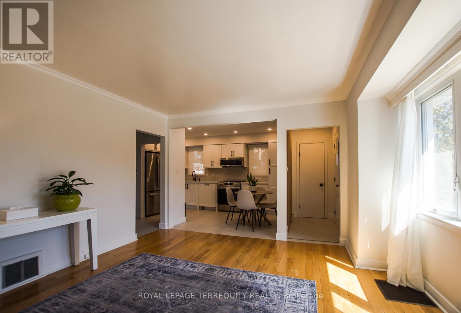 42 Sunray Crescent, Toronto, Ontario  M3M 2C5 - Photo 6 - W12936794