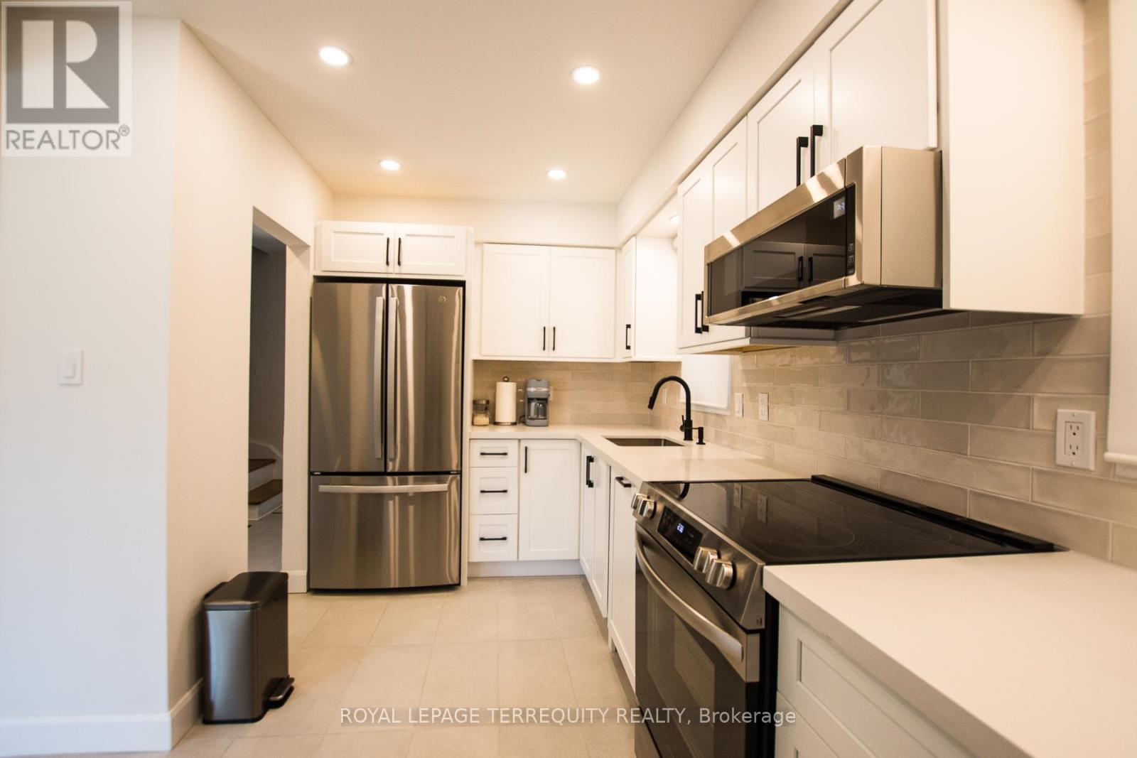 42 Sunray Crescent, Toronto, Ontario  M3M 2C5 - Photo 8 - W12936794