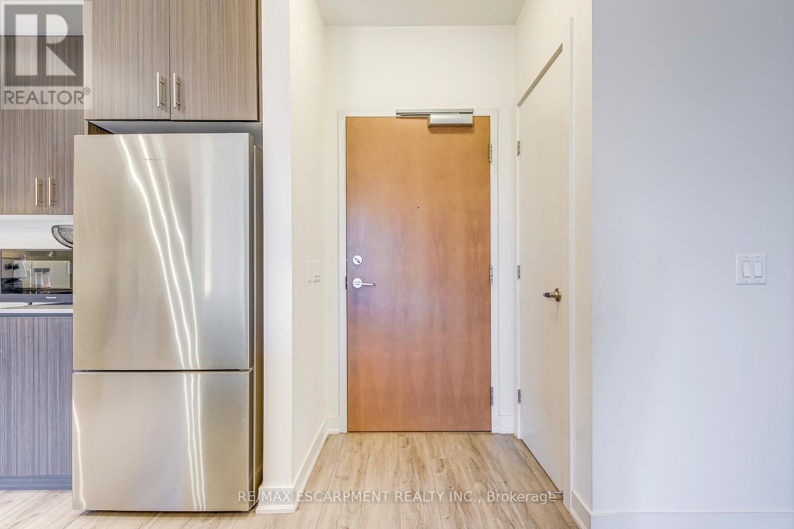 303 - 320 Plains Road E, Burlington, Ontario  L7T 0C1 - Photo 9 - W12936956