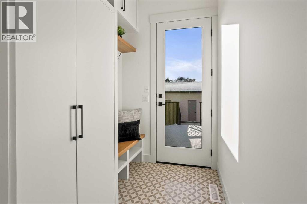 2421 25 Avenue Nw, Calgary, Alberta  T2M 2C6 - Photo 10 - A2287163