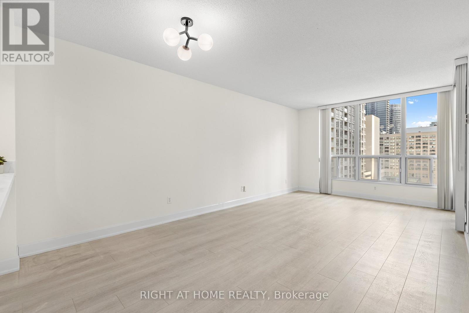 1103 - 750 Bay Street, Toronto, Ontario  M5G 1N6 - Photo 4 - C12933978