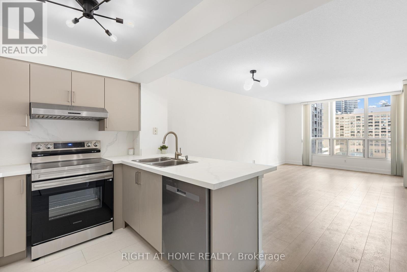 1103 - 750 Bay Street, Toronto, Ontario  M5G 1N6 - Photo 7 - C12933978