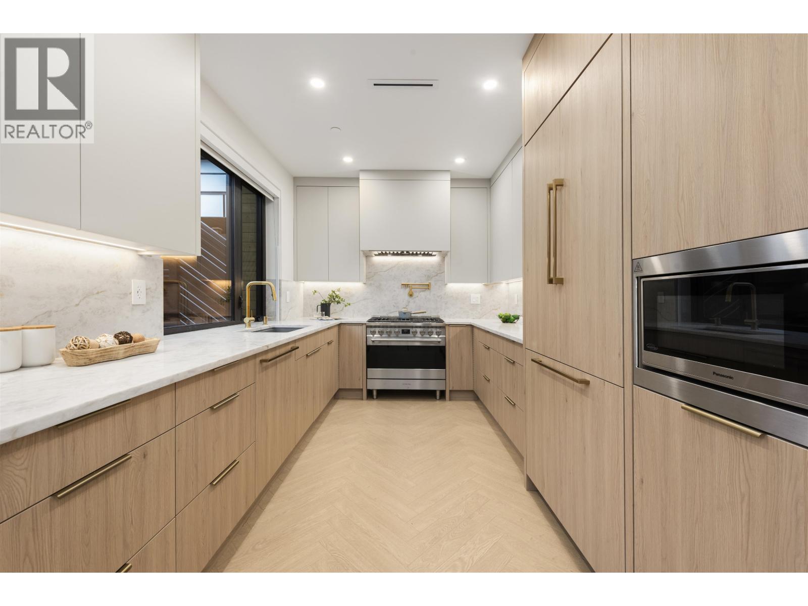 2 3393 Victoria Drive, Vancouver, British Columbia  V5N 4M3 - Photo 2 - R3104869