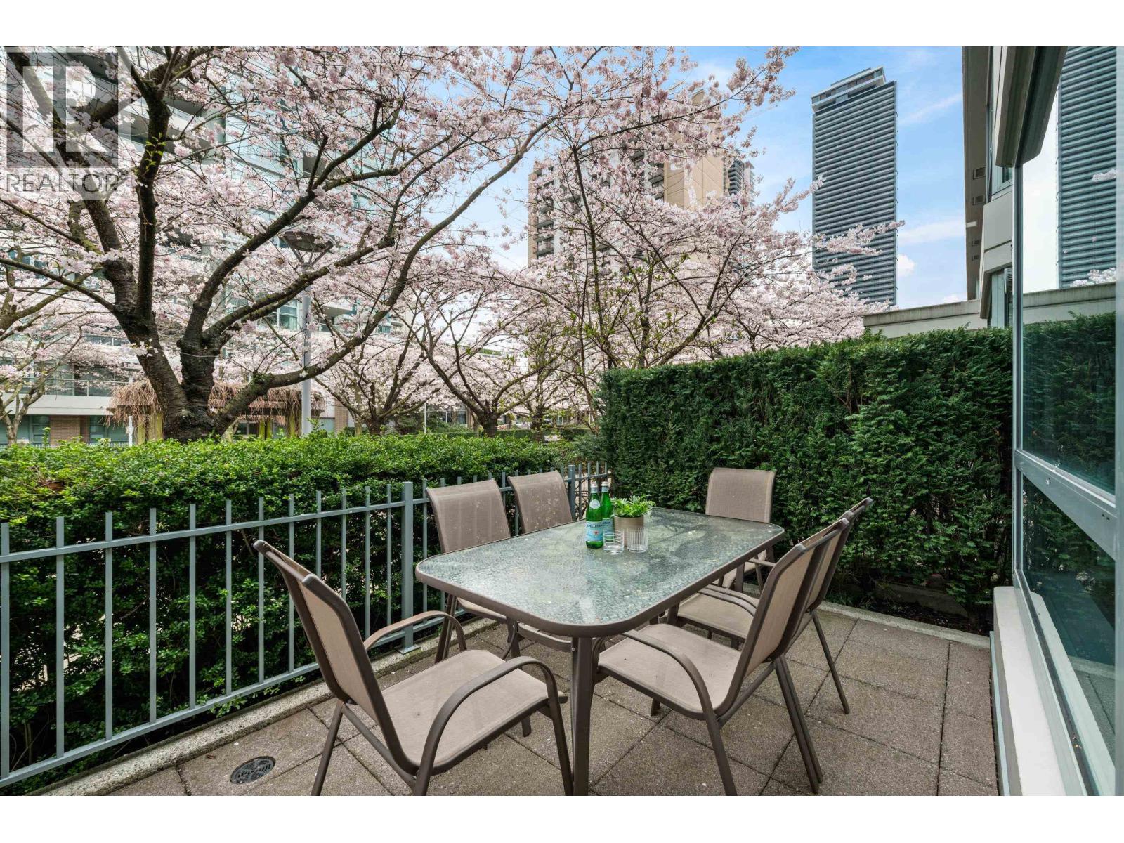 Th4 1889 Rosser Avenue, Burnaby, British Columbia  V5C 6R4 - Photo 5 - R3104908