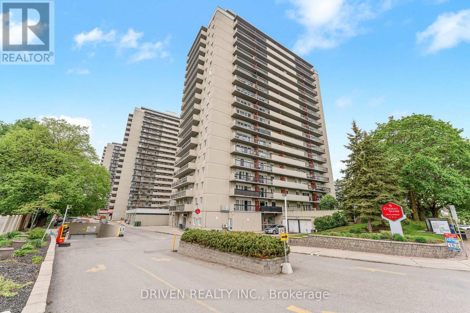 404 - 158 A Mcarthur Avenue, Ottawa, Ontario  K1L 7E7 - Photo 2 - X12936964
