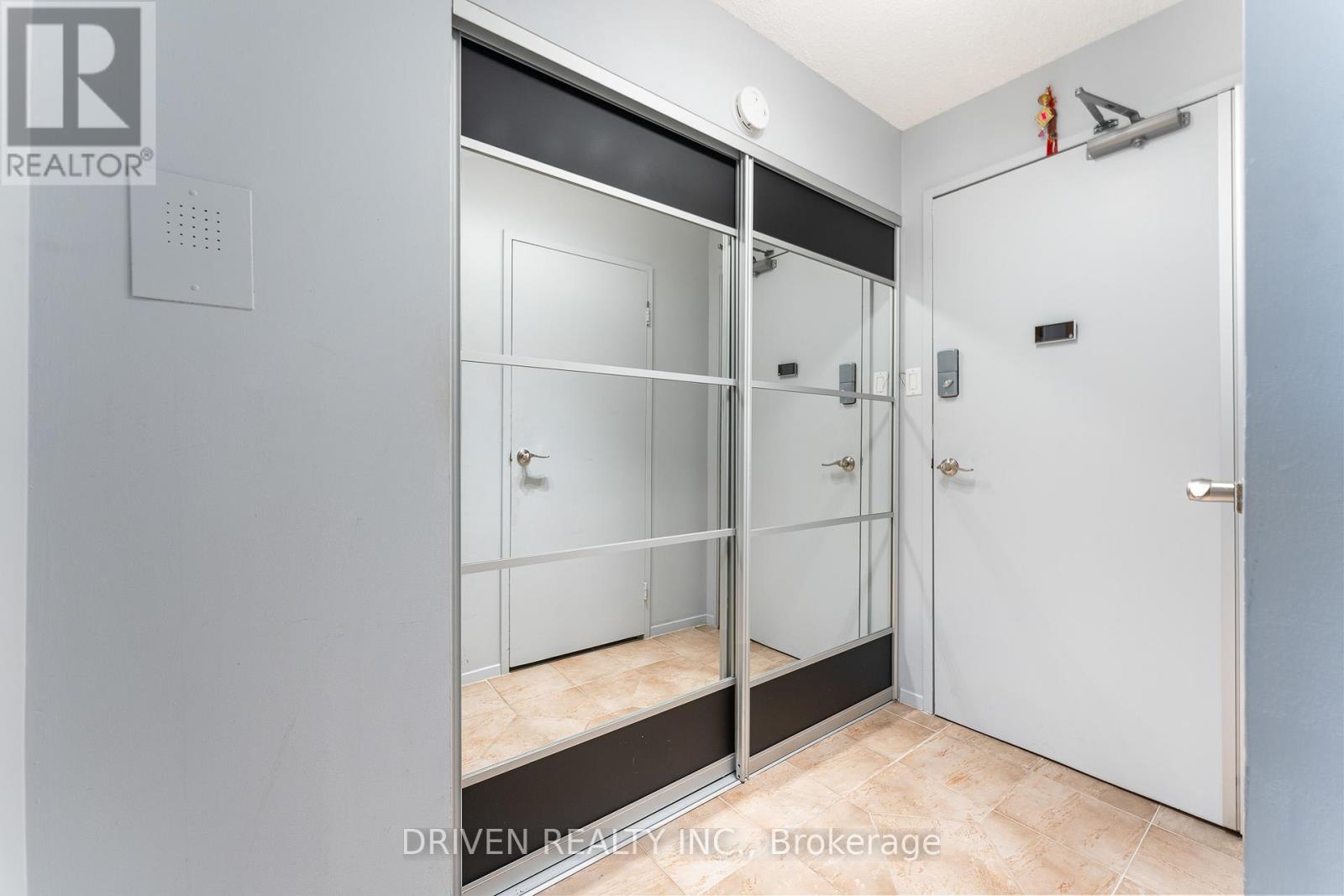 404 - 158 A Mcarthur Avenue, Ottawa, Ontario  K1L 7E7 - Photo 4 - X12936964