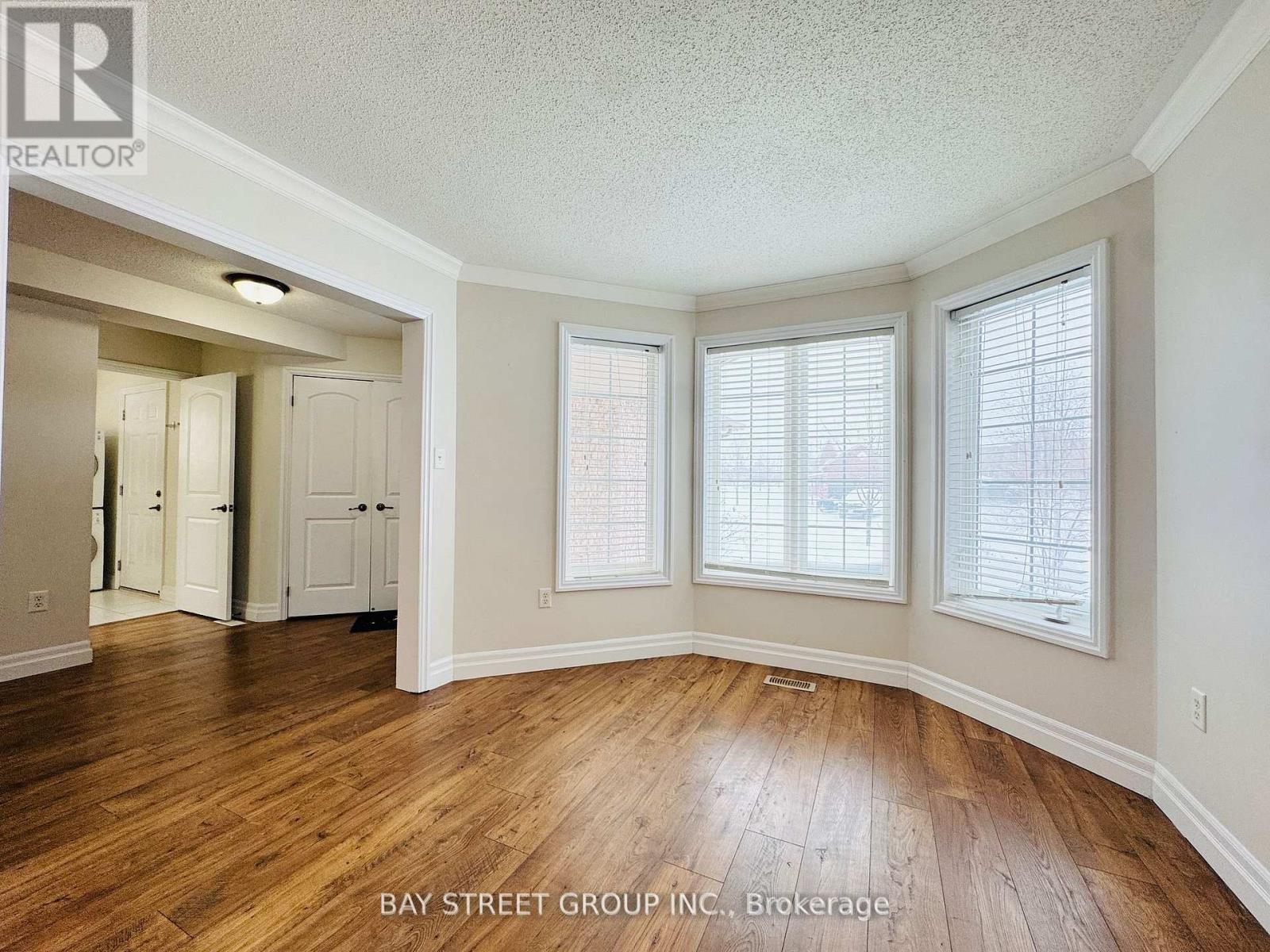 28 Shalom Way, Barrie (Painswick South), Ontario L4N 5X9 - Photo 3 - S12937036