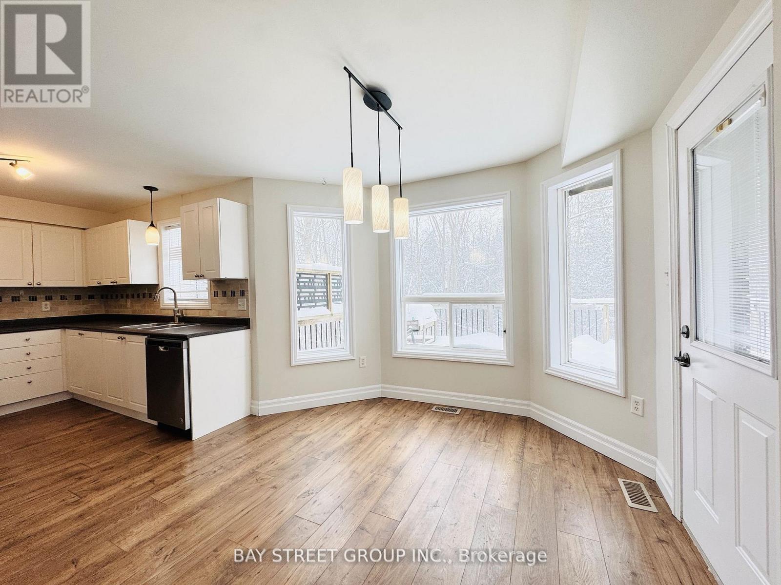 28 Shalom Way, Barrie (Painswick South), Ontario L4N 5X9 - Photo 8 - S12937036