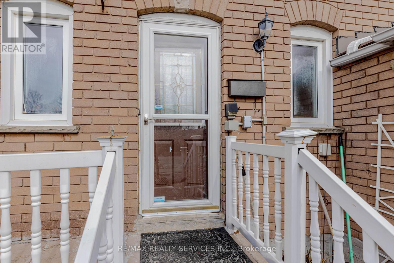 130 Cutters Crescent, Brampton, Ontario  L6Y 4J8 - Photo 4 - W12936696
