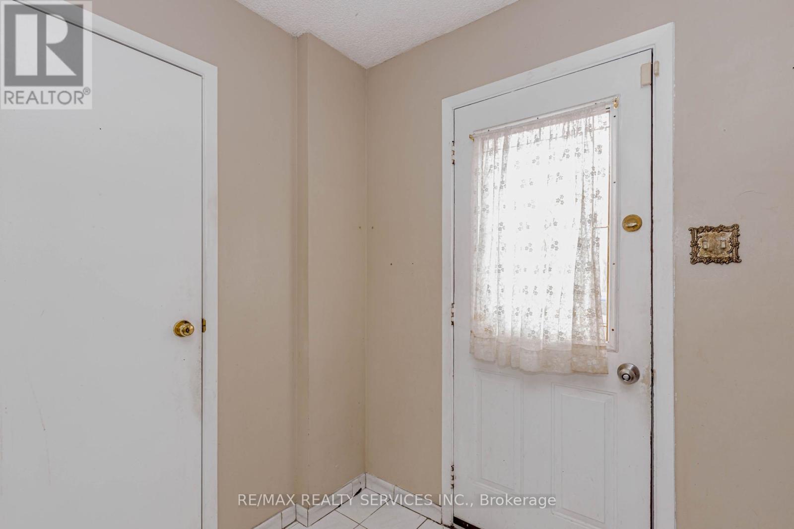 130 Cutters Crescent, Brampton, Ontario  L6Y 4J8 - Photo 5 - W12936696