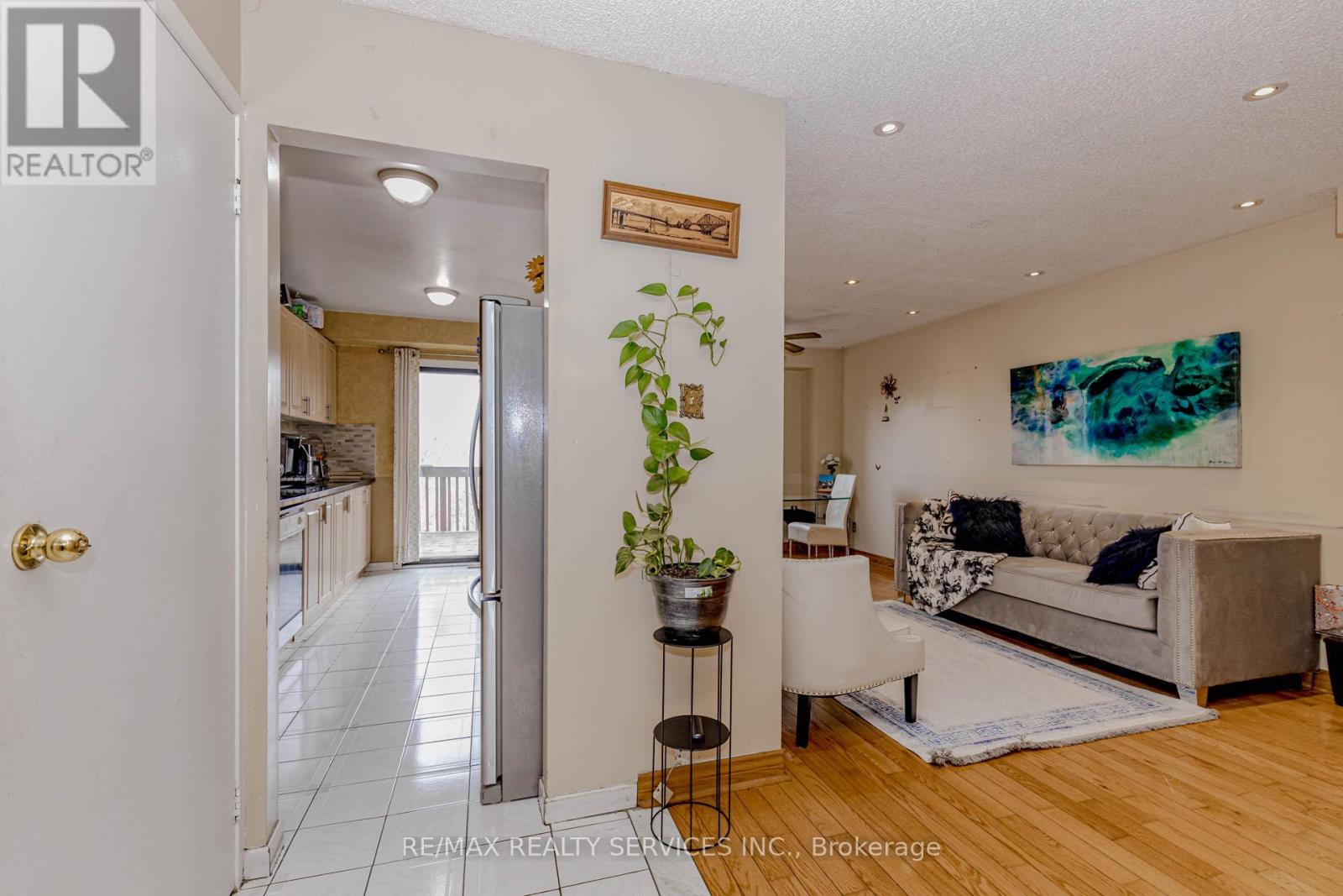 130 Cutters Crescent, Brampton, Ontario  L6Y 4J8 - Photo 7 - W12936696