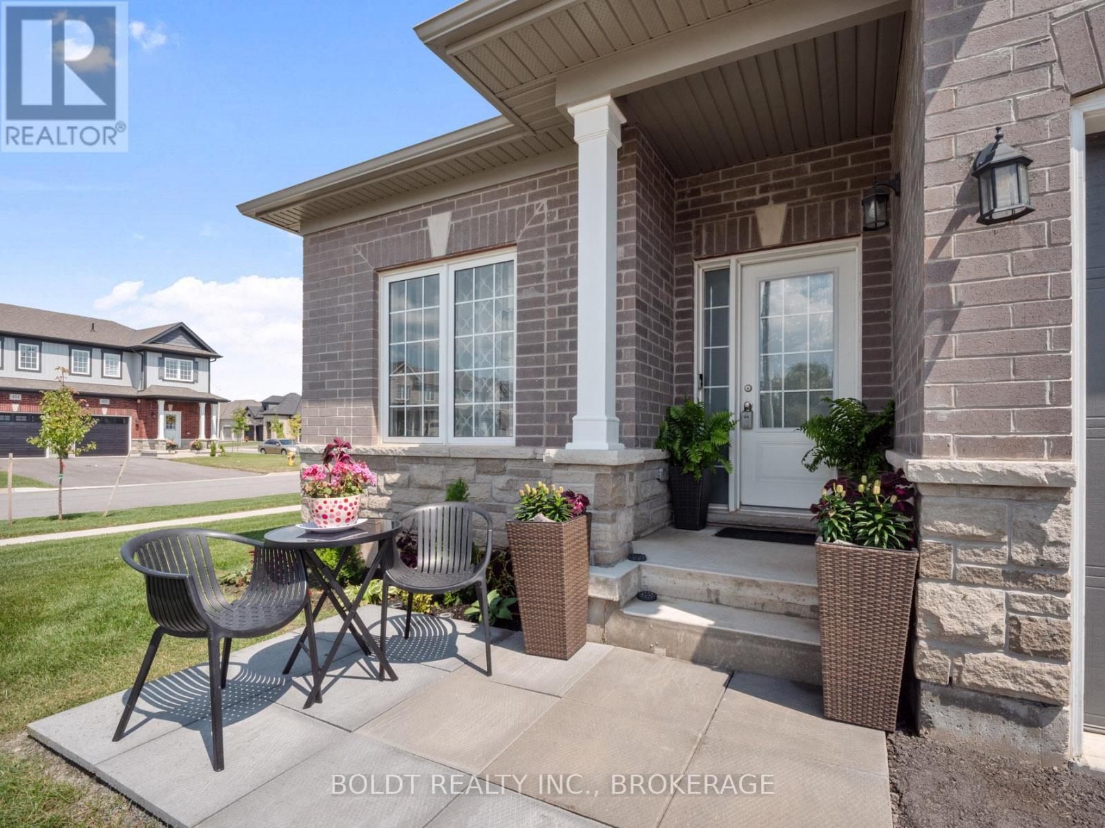 412 Hummel Crescent, Fort Erie, Ontario  L2A 0E8 - Photo 2 - X12934132