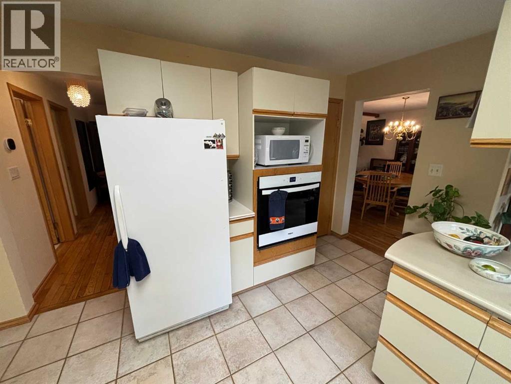 9602 71 Avenue, Peace River, Alberta  T8S 1E3 - Photo 5 - A2273646