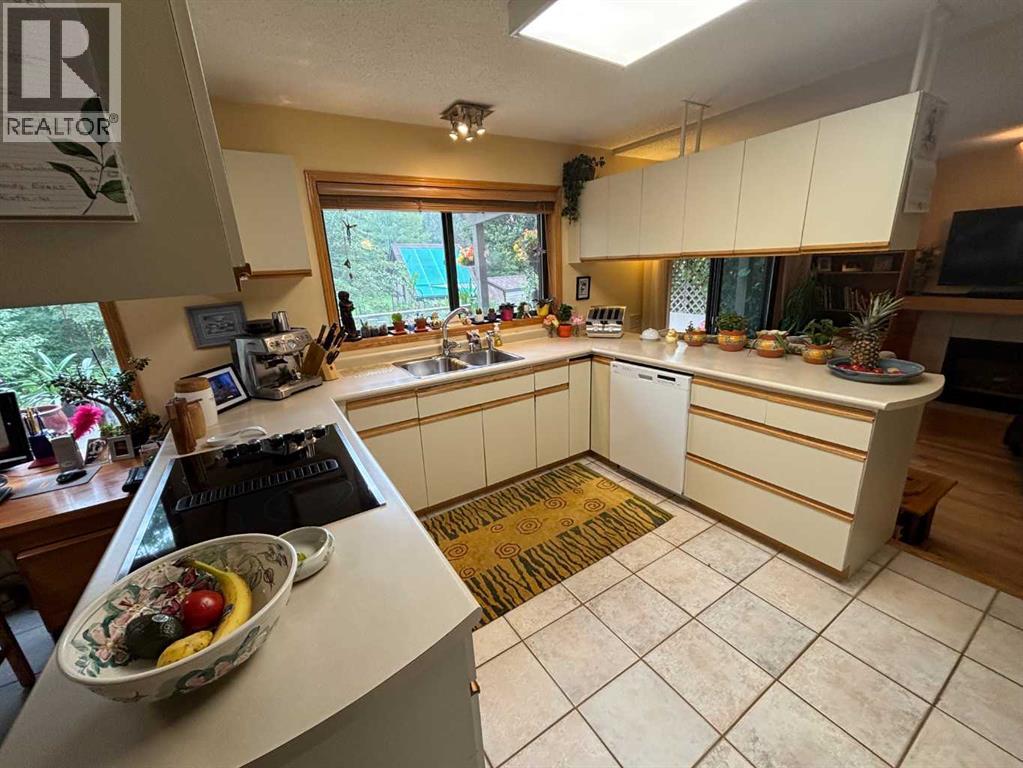 9602 71 Avenue, Peace River, Alberta  T8S 1E3 - Photo 4 - A2273646