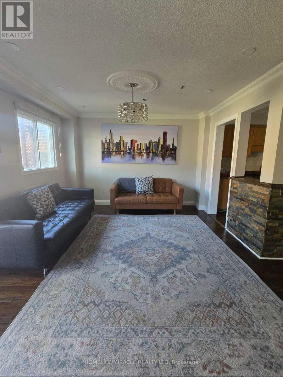 35 Jay Street, Brampton, Ontario  L6Z 3V5 - Photo 3 - W12604500