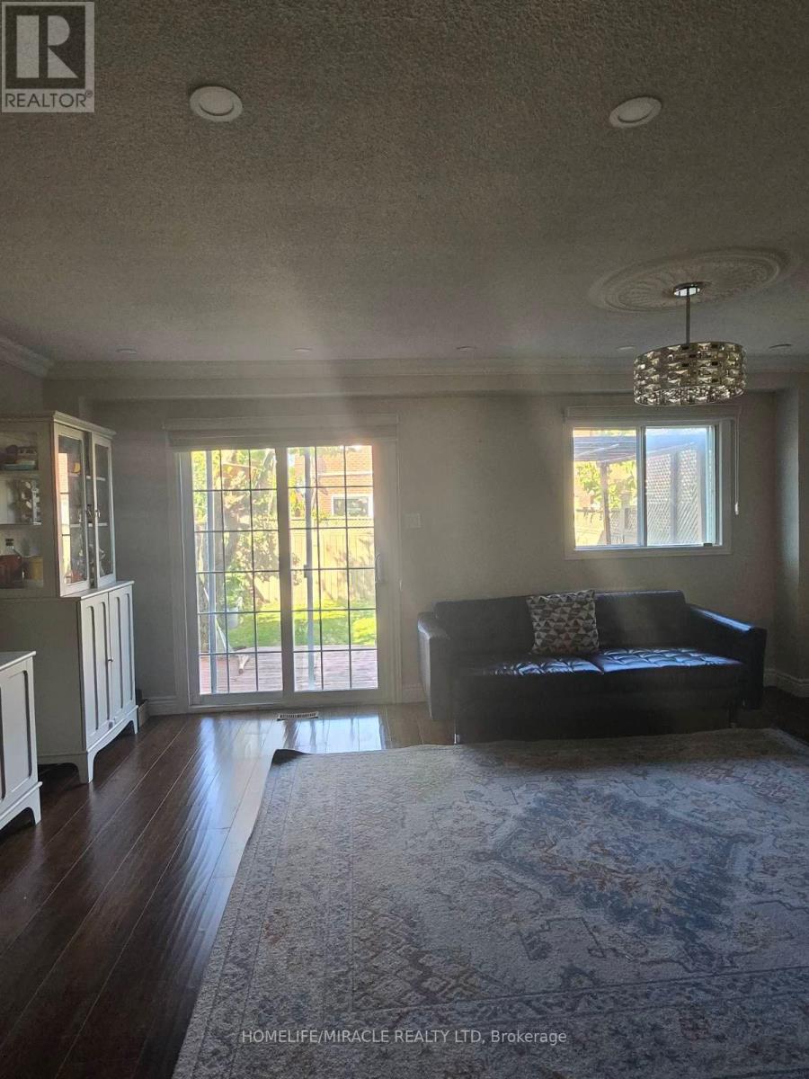 35 Jay Street, Brampton, Ontario  L6Z 3V5 - Photo 4 - W12604500