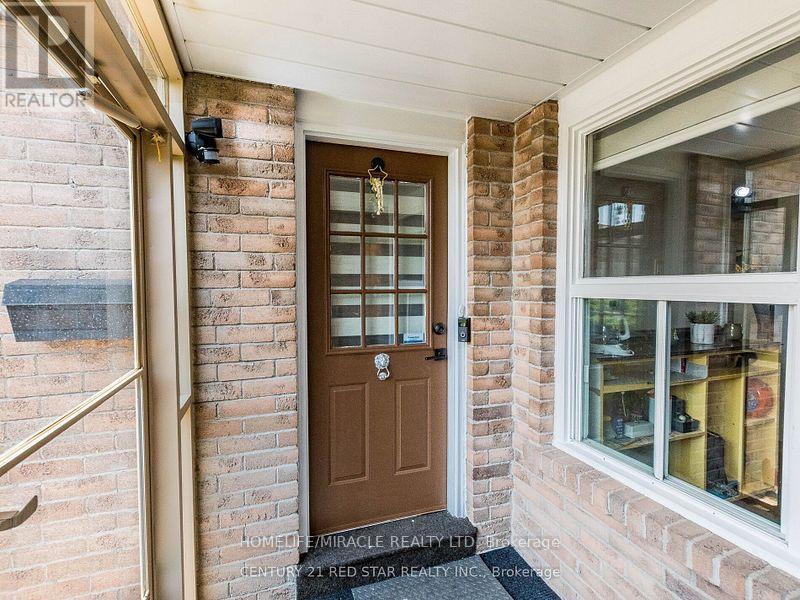 35 Jay Street, Brampton, Ontario  L6Z 3V5 - Photo 2 - W12604500