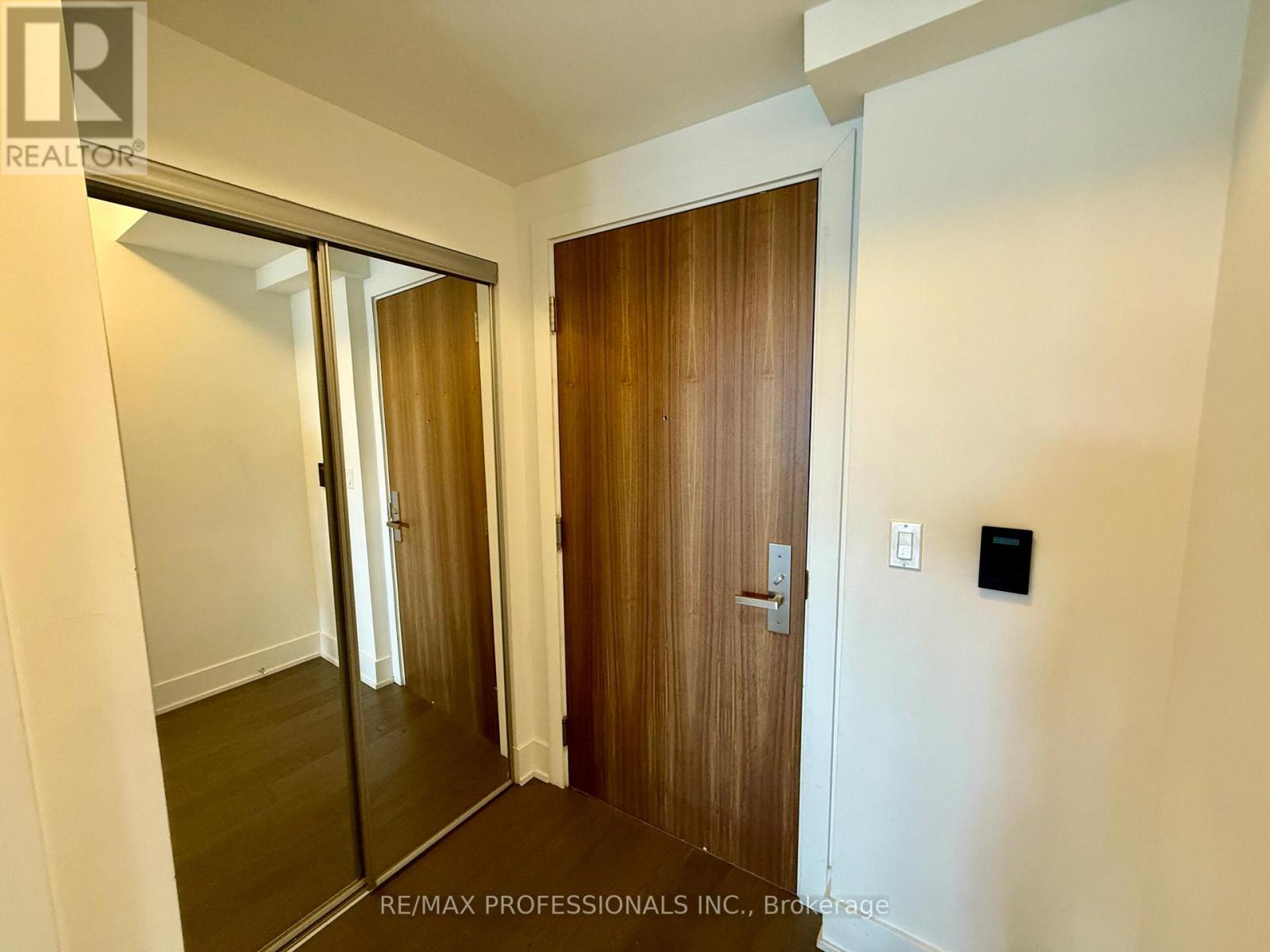 1604 - 200 Bloor Street W, Toronto, Ontario  M5S 1T8 - Photo 3 - C12937210