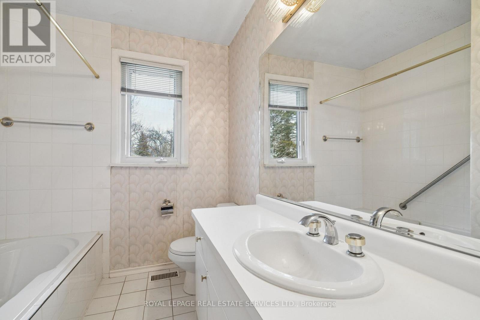 51 Smithwood Drive, Toronto, Ontario  M9B 4S1 - Photo 11 - W12937096