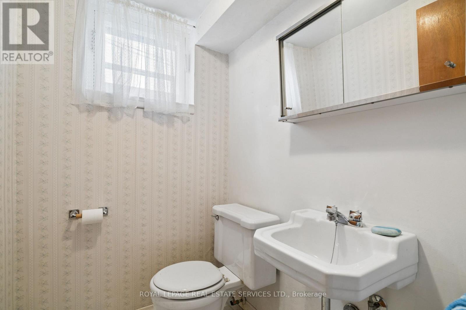 51 Smithwood Drive, Toronto, Ontario  M9B 4S1 - Photo 15 - W12937096