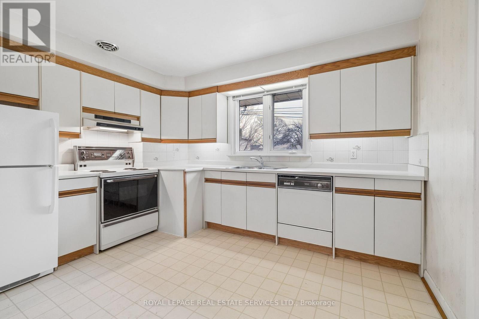 51 Smithwood Drive, Toronto, Ontario  M9B 4S1 - Photo 6 - W12937096