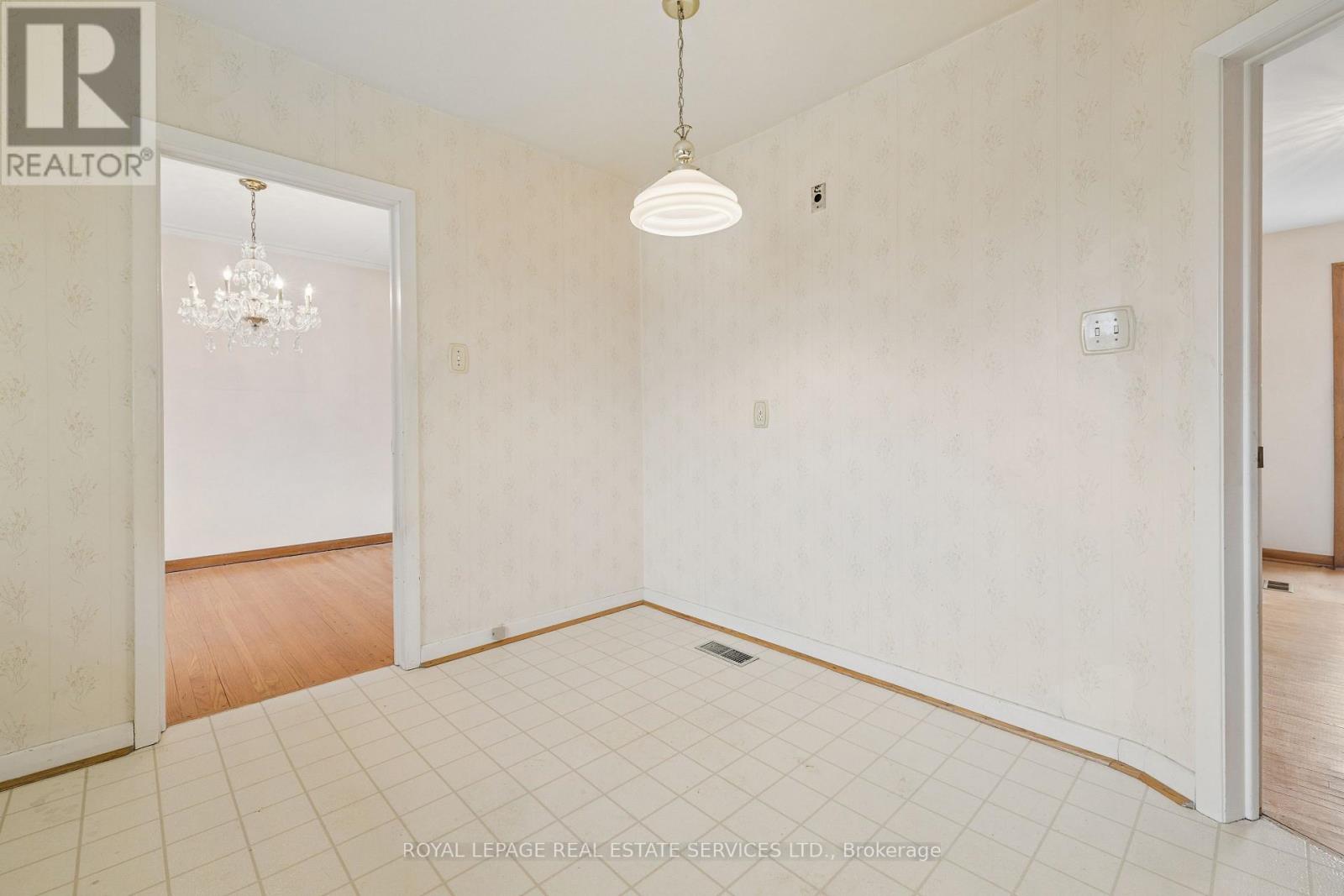 51 Smithwood Drive, Toronto, Ontario  M9B 4S1 - Photo 7 - W12937096