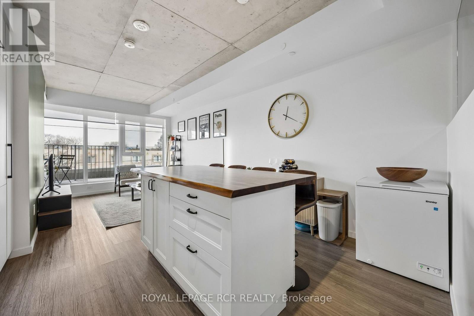 321 - 689 The Queensway, Toronto, Ontario M8Y 0C8 - Photo 2 - W12937228