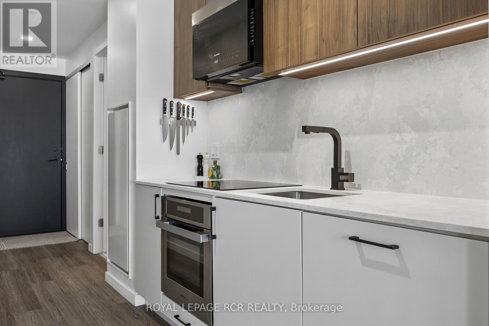 321 - 689 The Queensway, Toronto, Ontario M8Y 0C8 - Photo 3 - W12937228