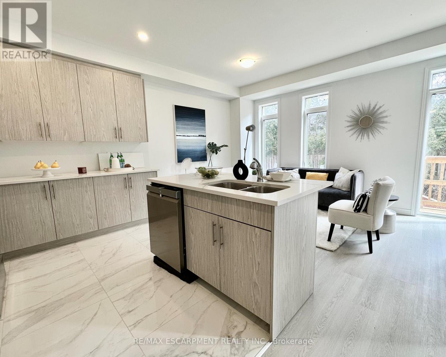 15 Davinci Boulevard, Hamilton, Ontario  L9B 1B7 - Photo 11 - X12937216