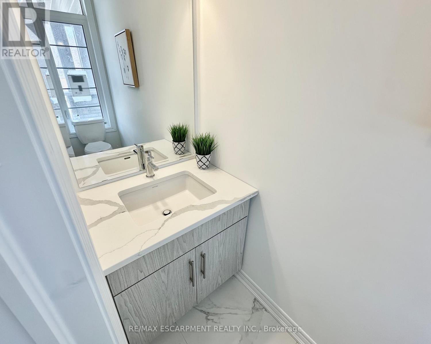 15 Davinci Boulevard, Hamilton, Ontario  L9B 1B7 - Photo 8 - X12937216