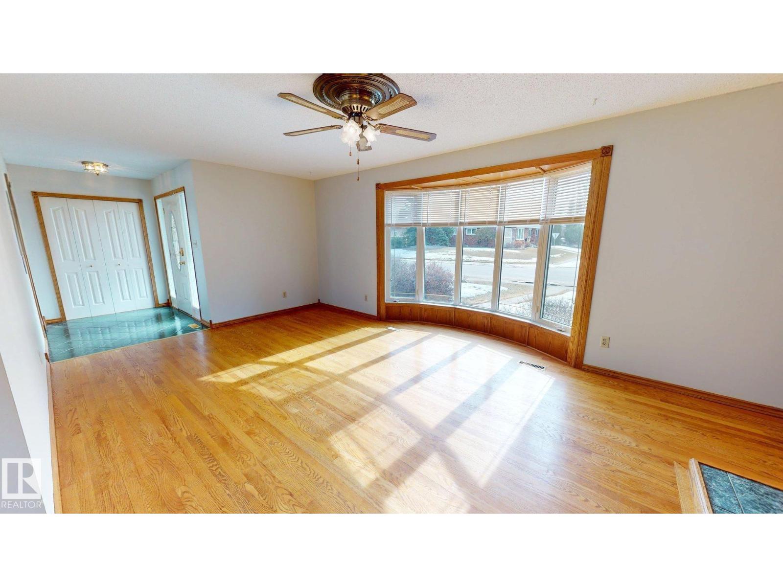 363 Richfield Rd Nw, Edmonton, Alberta  T6K 0K7 - Photo 3 - E4479486