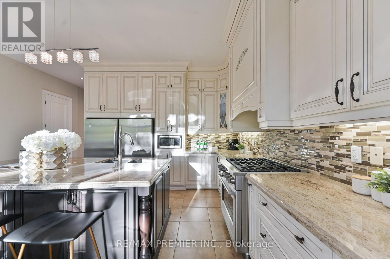 64 Heintzman Crescent, Vaughan, Ontario  L6A 4T1 - Photo 12 - N12833506