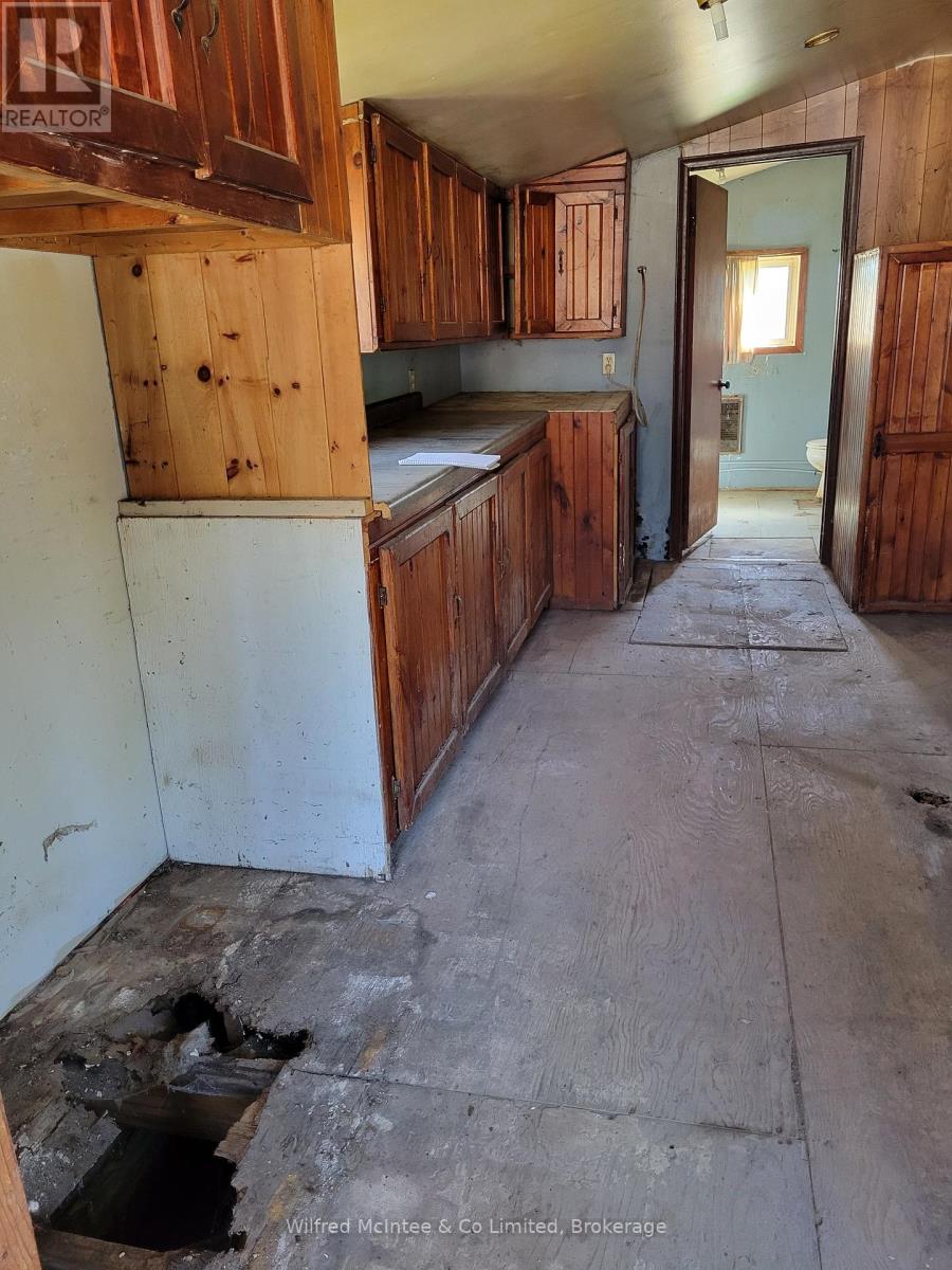 444 Chepstow Road, Brockton, Ontario  N0G 1K0 - Photo 5 - X12937256