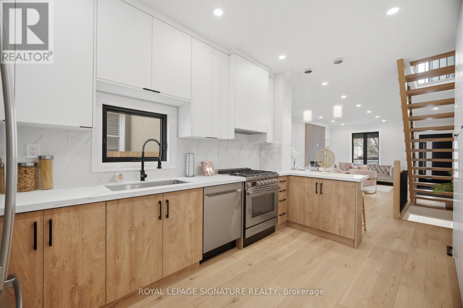 241 Maria Street, Toronto, Ontario  M6P 1W6 - Photo 8 - W12936952