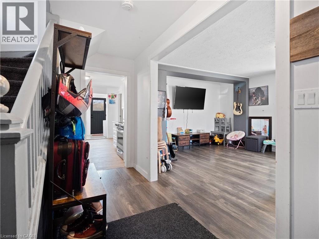 18 Patricia Avenue, Welland, Ontario  L3C 1E8 - Photo 4 - 40816323