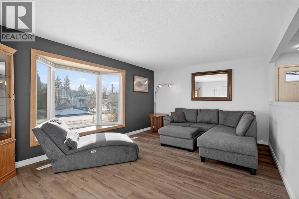 9519 3 Street Se, Calgary, Alberta  T2J 0W7 - Photo 5 - A2285536