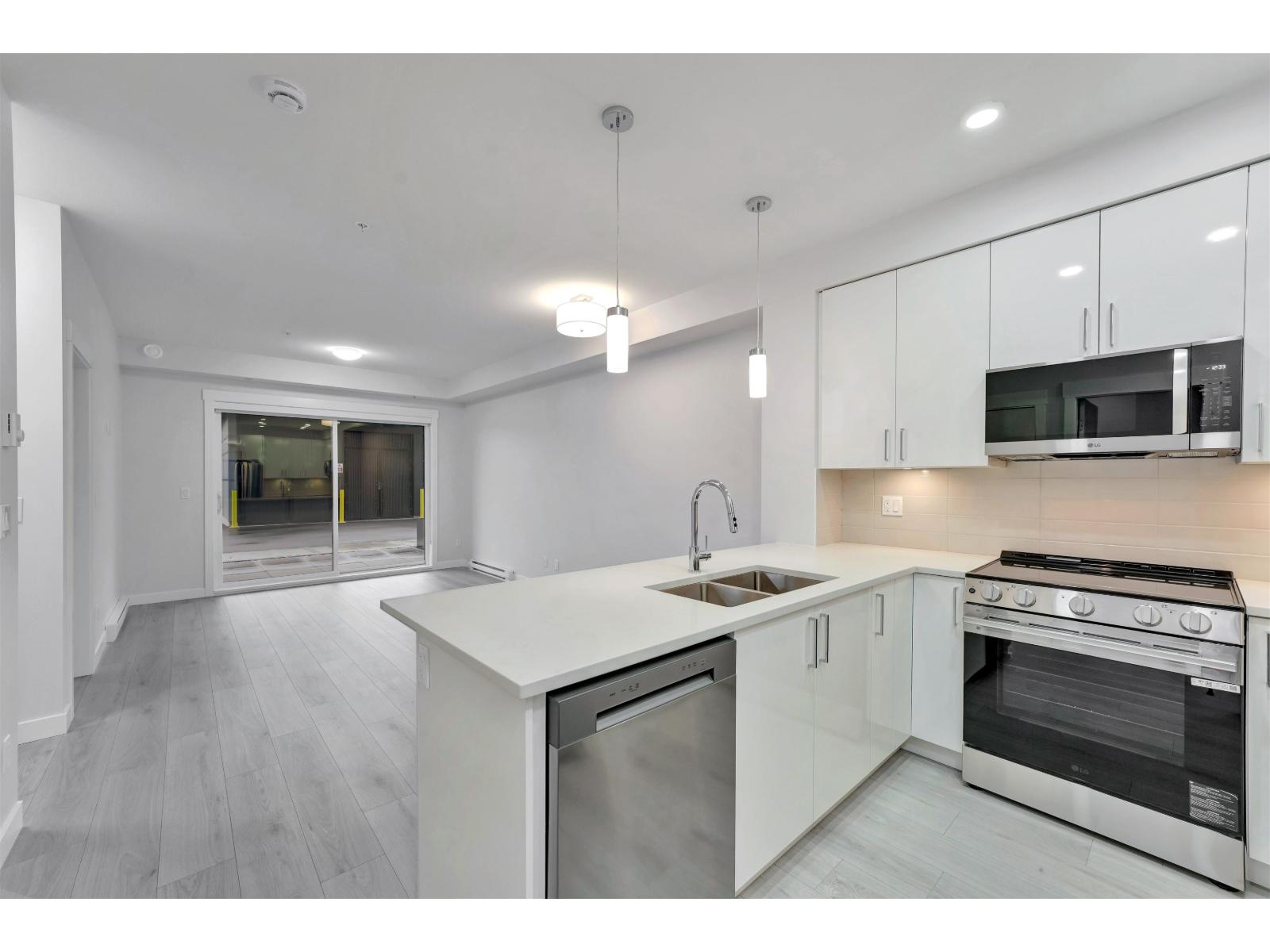 104 33886 Pine Street, Abbotsford, British Columbia V2S 0N9 - Photo 3 - R3105042