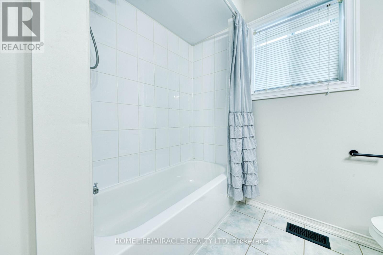 Upper - 1350 Aldergrove Drive, Oshawa, Ontario  L1K 2Y6 - Photo 19 - E12937332