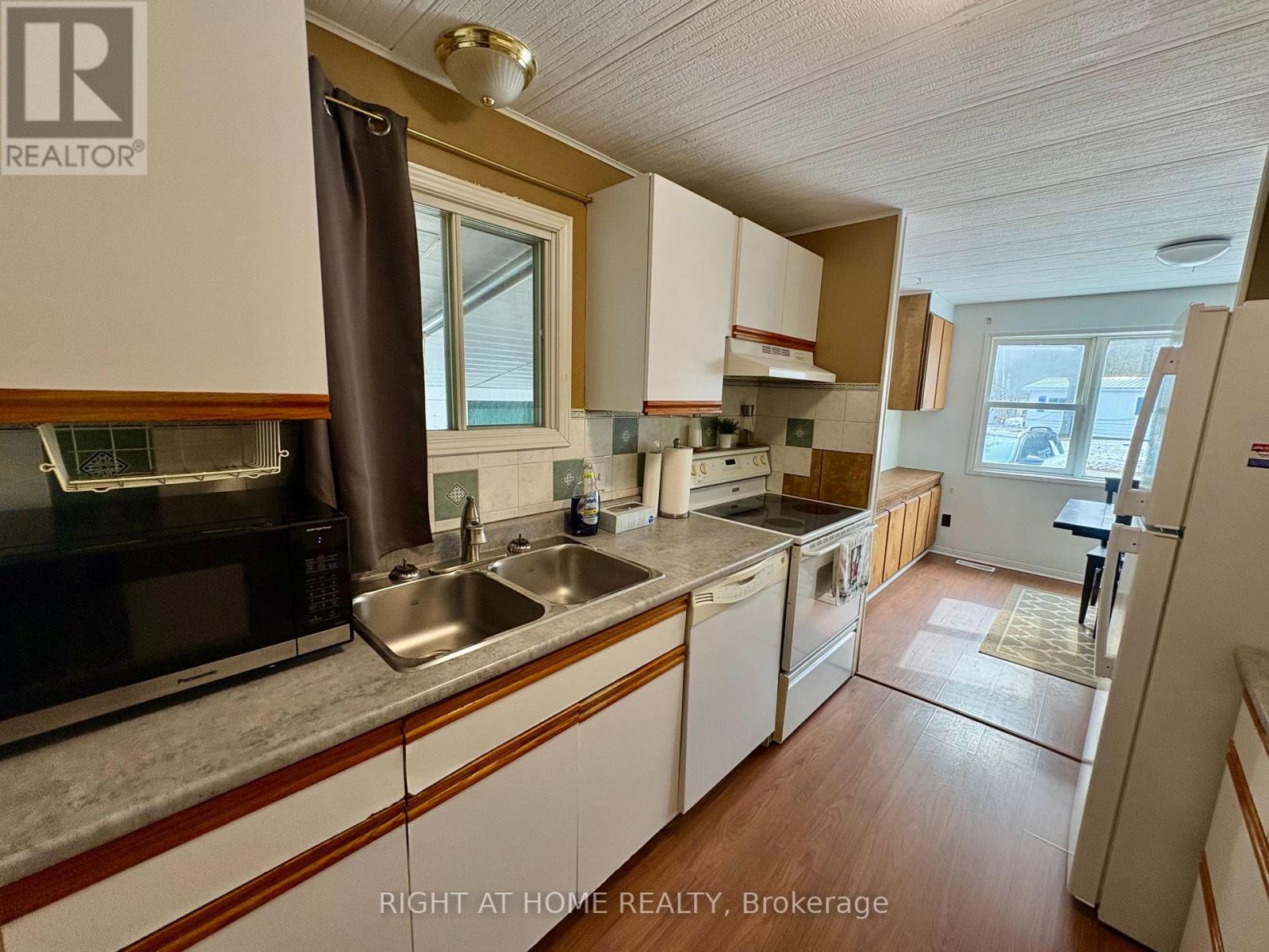 14 Sinclair Avenue S, Wasaga Beach, Ontario  L9Z 1K3 - Photo 12 - S12937308